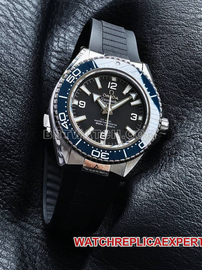 collectible watch VS FactorySeamaster 600m black dial blue bezel rubber braceletfront live photo