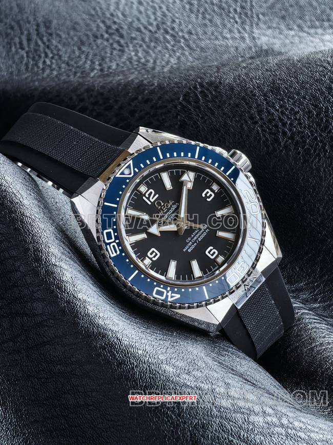 collectible watch VS FactorySeamaster 600m black dial blue bezel rubber braceletfront live photo