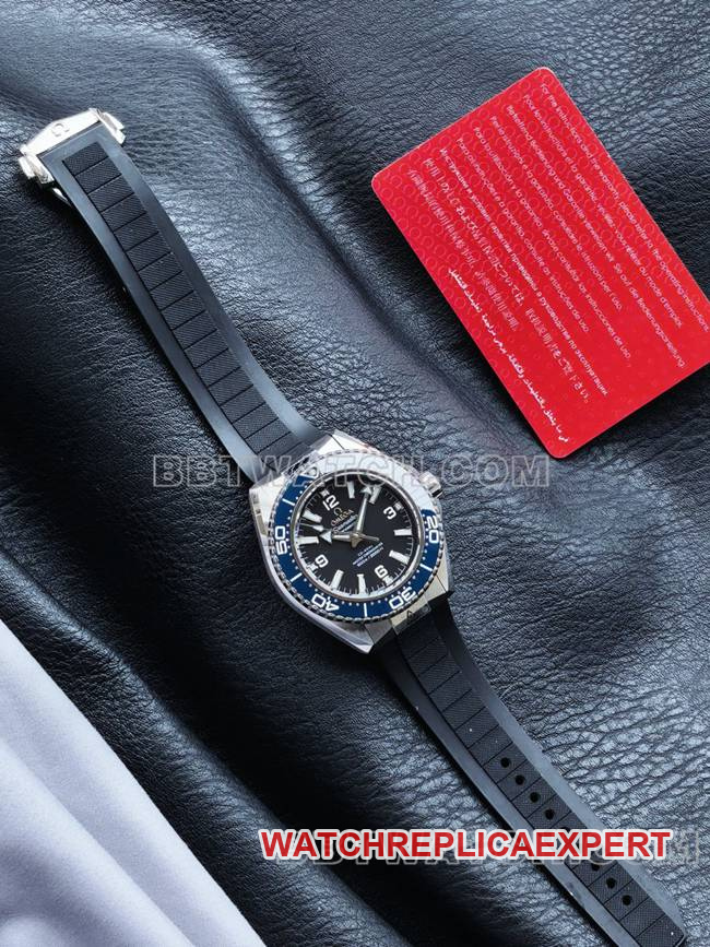 collectible watch VS FactorySeamaster 600m black dial blue bezel rubber braceletfront live photo
