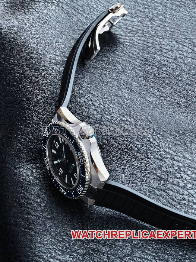 collectible watch VS FactorySeamaster 600m black dial blue bezel rubber braceletside live photo