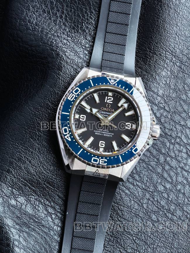 collectible watch VS FactorySeamaster 600m black dial blue bezel rubber braceletfront live photo