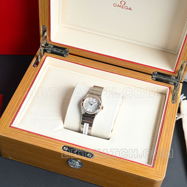 Omega Constellation watch, silver-white dial, 28mm, quartz, front actual photo