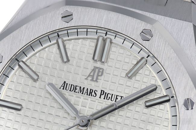 1:1replica watchZF FactoryRoyal OakAudemars Piguetsilver dial15500front live photo
