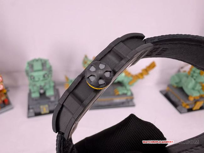 collectible watch RM067-02Richard Mille hollow dial black braceletside live photo