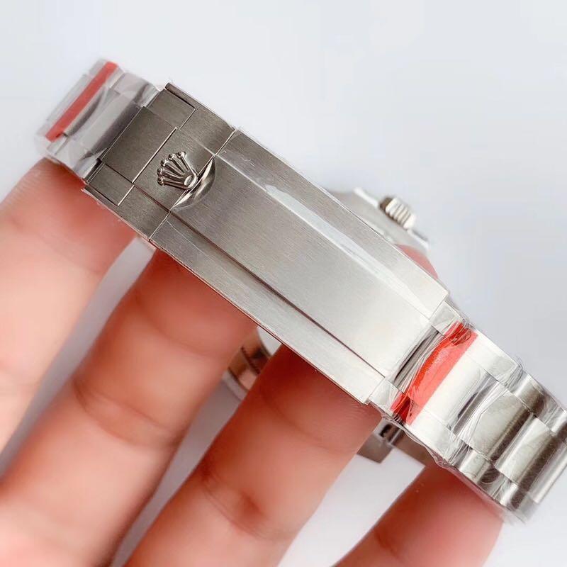 N Factory's V10 Submariner is here, solving the issues of fading bezels and clasp.