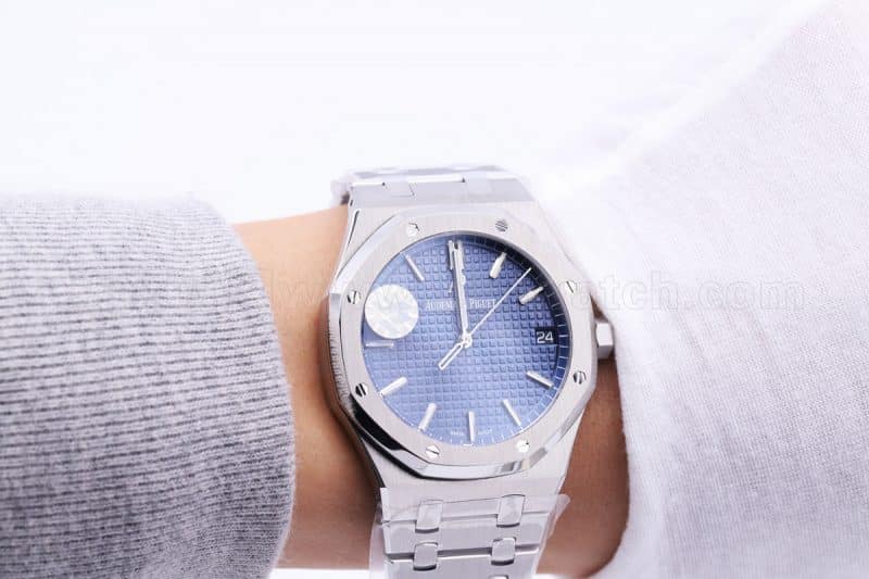 Audemars Piguet Royal Oak 15500 Review - 15400's New Generation Tough Guy Masculine Charm Watch Front View