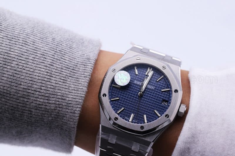 Audemars Piguet Royal Oak 15500 Review - 15400's New Generation Tough Guy Masculine Charm Watch Front View