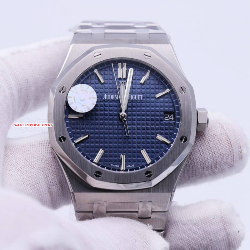 Audemars Piguet Royal Oak 15500 Review - 15400's New Generation Tough Guy Masculine Charm Watch Front View