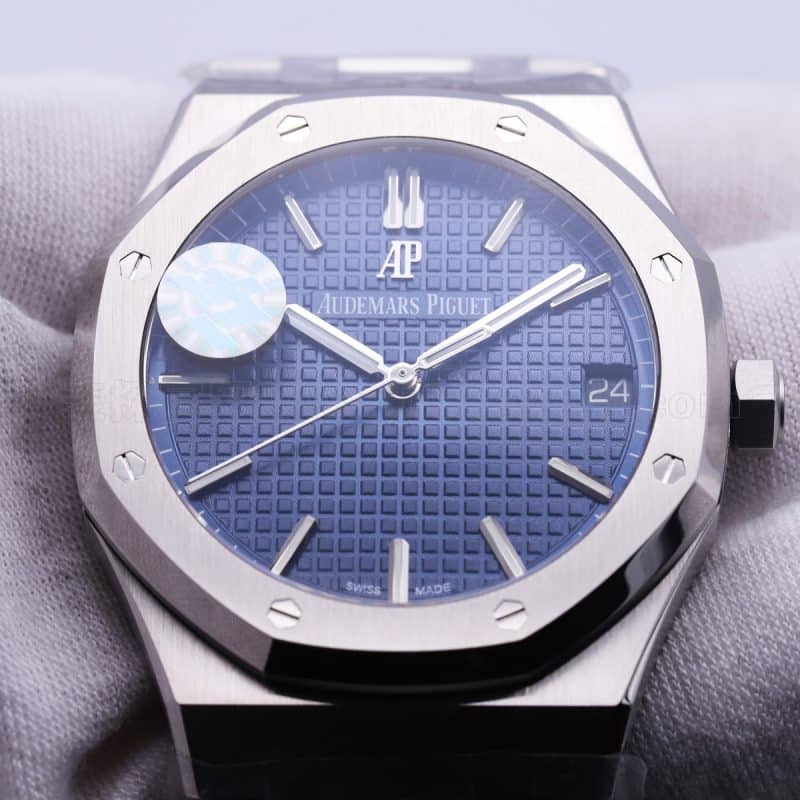 Audemars Piguet Royal Oak 15500 Review - 15400's New Generation Tough Guy Masculine Charm Watch Front View