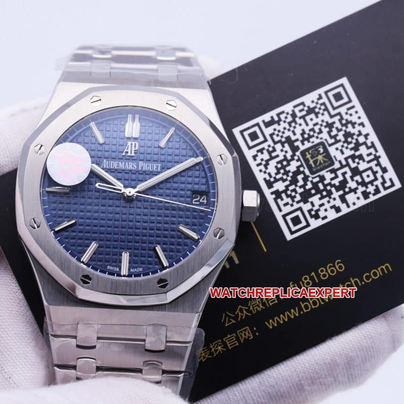 Audemars Piguet Royal Oak 15500 Review - 15400's New Generation Tough Guy Masculine Charm Watch Front View