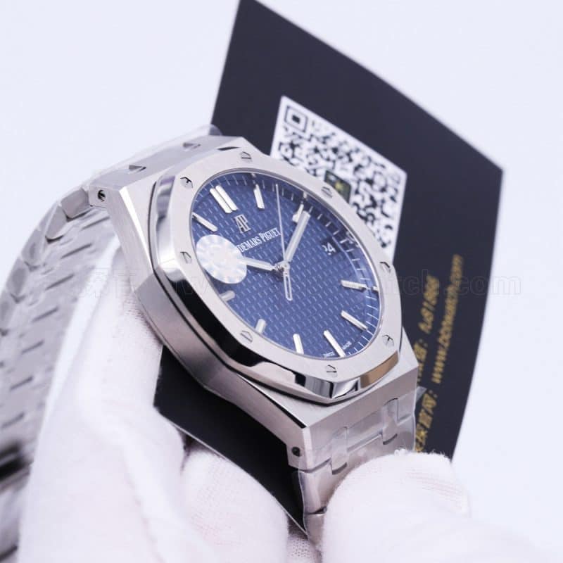 Audemars Piguet Royal Oak 15500 Review - The New Generation 15400's Tough, Masculine Side View