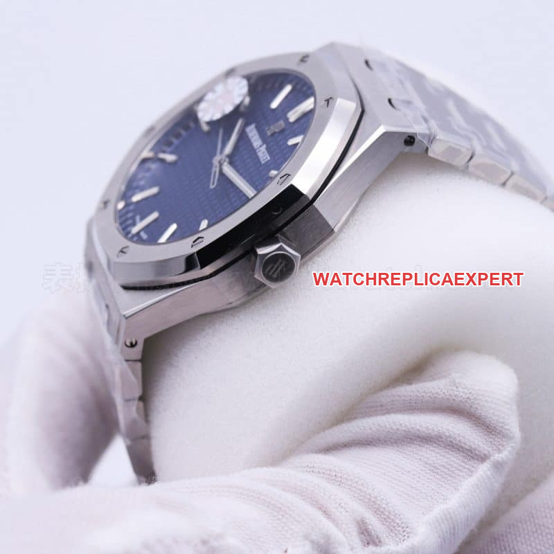 Audemars Piguet Royal Oak 15500 Review - The New Generation 15400's Tough, Masculine Side View