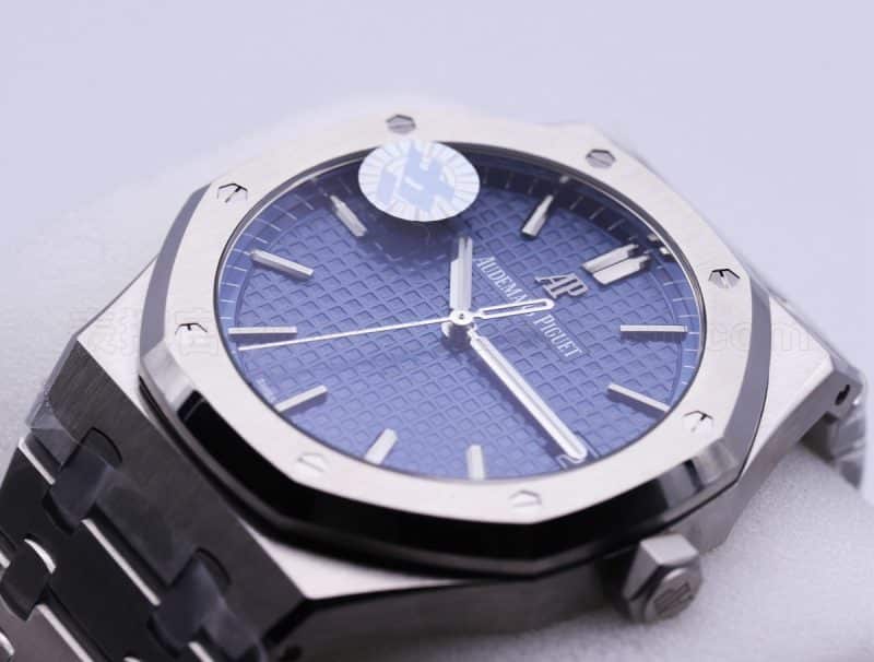 Audemars Piguet Royal Oak 15500 Review - 15400's New Generation Tough Guy Masculine Charm Watch Front View