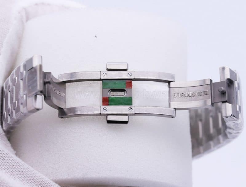 Audemars Piguet Royal Oak 15500 Review – The New Generation 15400 Tough Guy Manly Watch Buckle Pictures