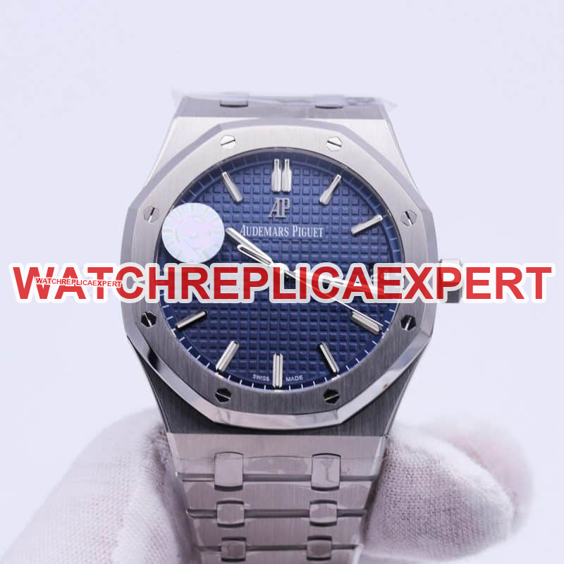 Audemars Piguet Royal Oak 15500 Review - 15400's New Generation Tough Guy Masculine Charm Watch Front View