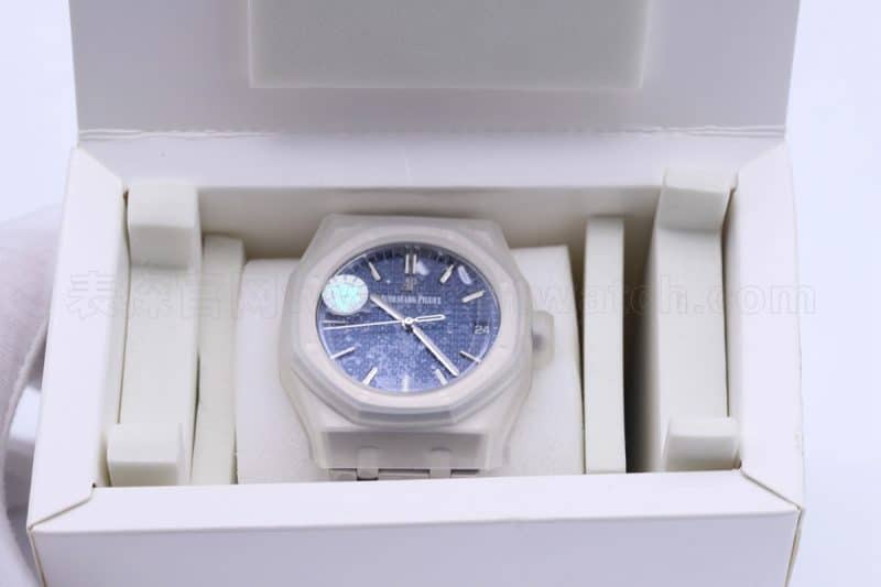Audemars Piguet Royal Oak 15500 Review - 15400's New Generation Tough Guy Masculine Charm Watch Front View