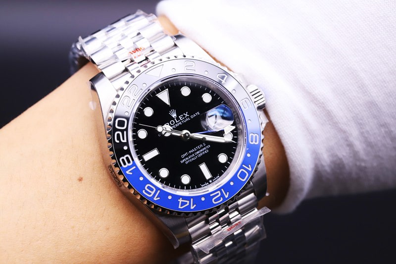 V9 FactoryRolexGMT-Master watch review Black and blue circle commemorative bracelet front view