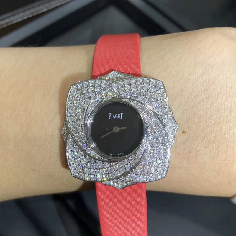 Piaget rose-shaped watch with rotatable petals diameter 37mm Swiss movement front view