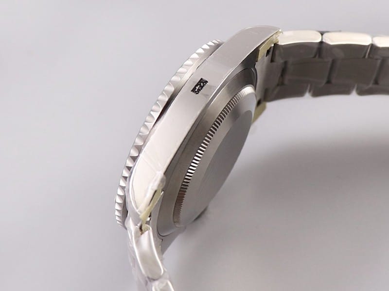 Rolexreplica watch ZZStarbucks Submariner no longer worries about color difference side view