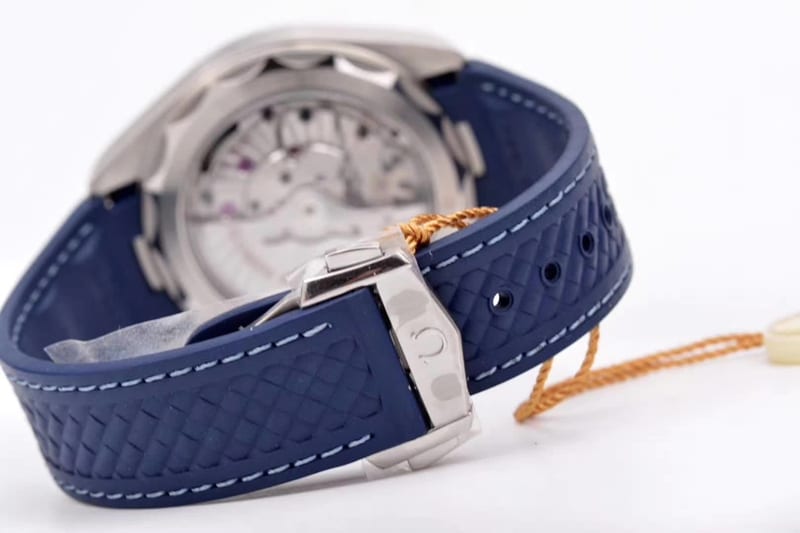 Watch vs. Omega Seamaster New Model 220.12.43.22.03.001 Clasp