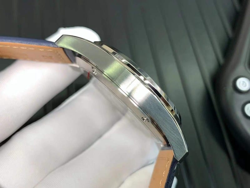 high-quality replicaLongines watch pioneer series five-star admiral blue dial mechanical watch side view
