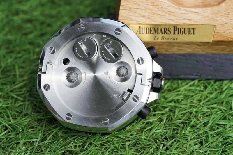 Audemars Piguet table clock replicaRoyal Oak offshore 26470 table clock ornament alarm clock detail shots
