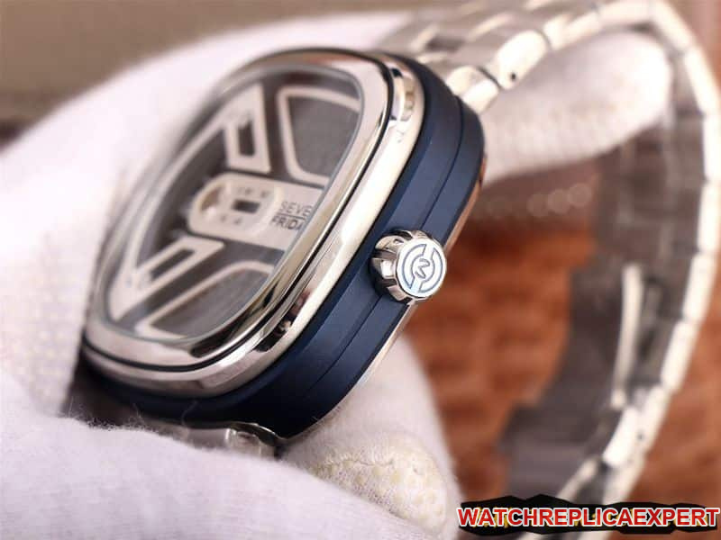 watch SEVENFRIDAY/seven day display five watch Swiss automatic movementmen's watchsteel bracelet large dialM1B/01M side view