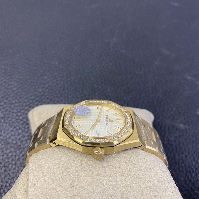 Audemars Piguetreplica watch women's Royal Oak67650 series yellow gold white dial watch side view