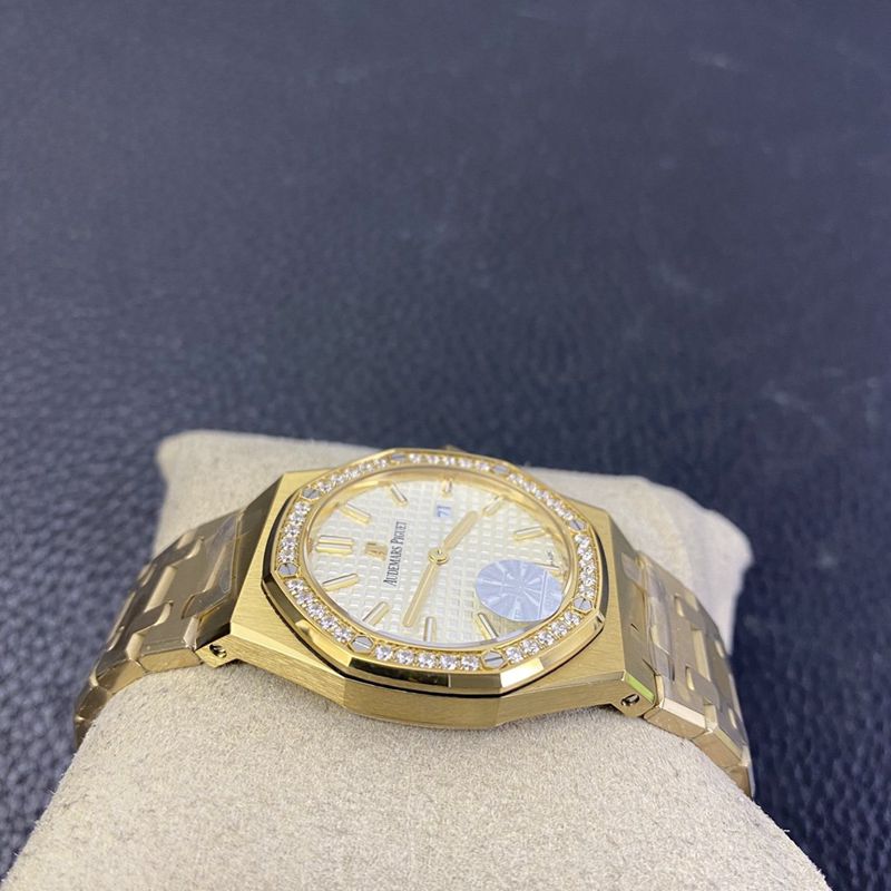 Audemars Piguetreplica watch women's Royal Oak67650 series yellow gold white dial watch side view