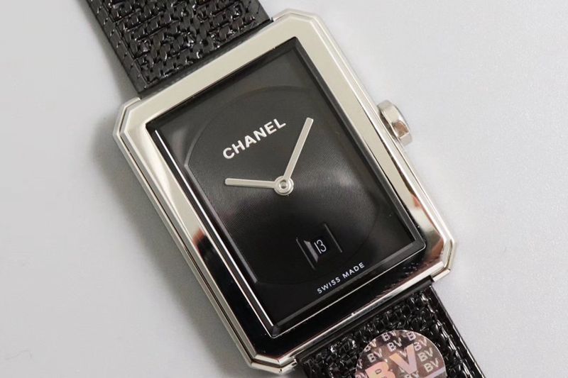 Chanel high-quality watch, the first PREMIÈRE watch full of feminine charm, front view