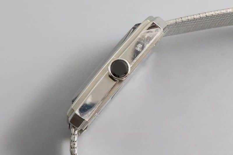 Chanel high-quality watch will be the first PREMIÈRE watch full of feminine charm side view