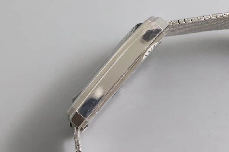 Chanel high-quality watch will be the first PREMIÈRE watch full of feminine charm side view