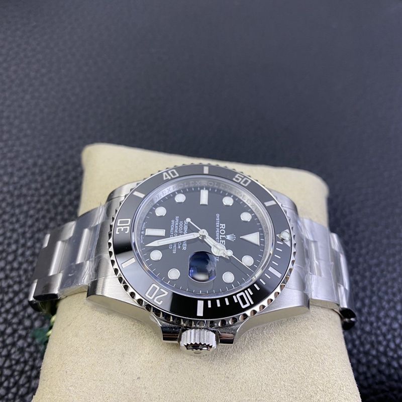 Rolexreplica watch Black Submariner watch side view
