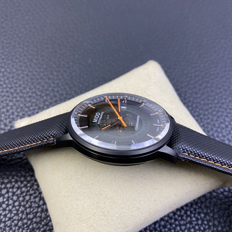 Mido high-quality collectible watches newly launch Commander Gradient Champs Elysees series gradient 80-hour watch side view