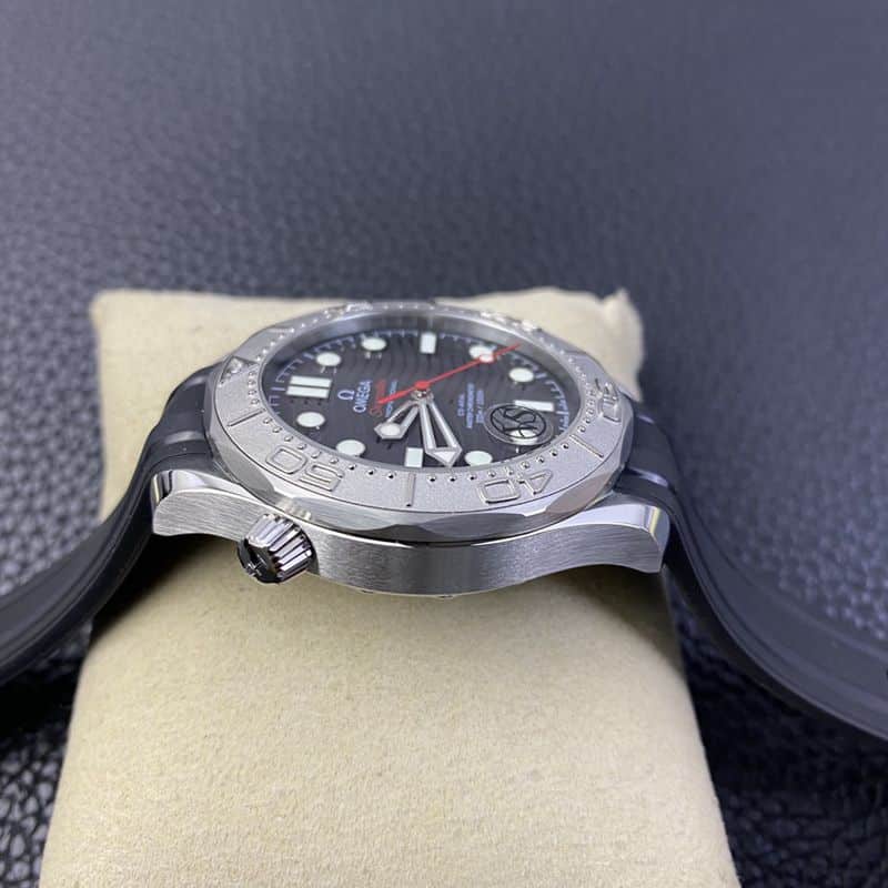 Omegareplica watch Seamaster yacht 300-meter series tribute to the blue diving watch side view