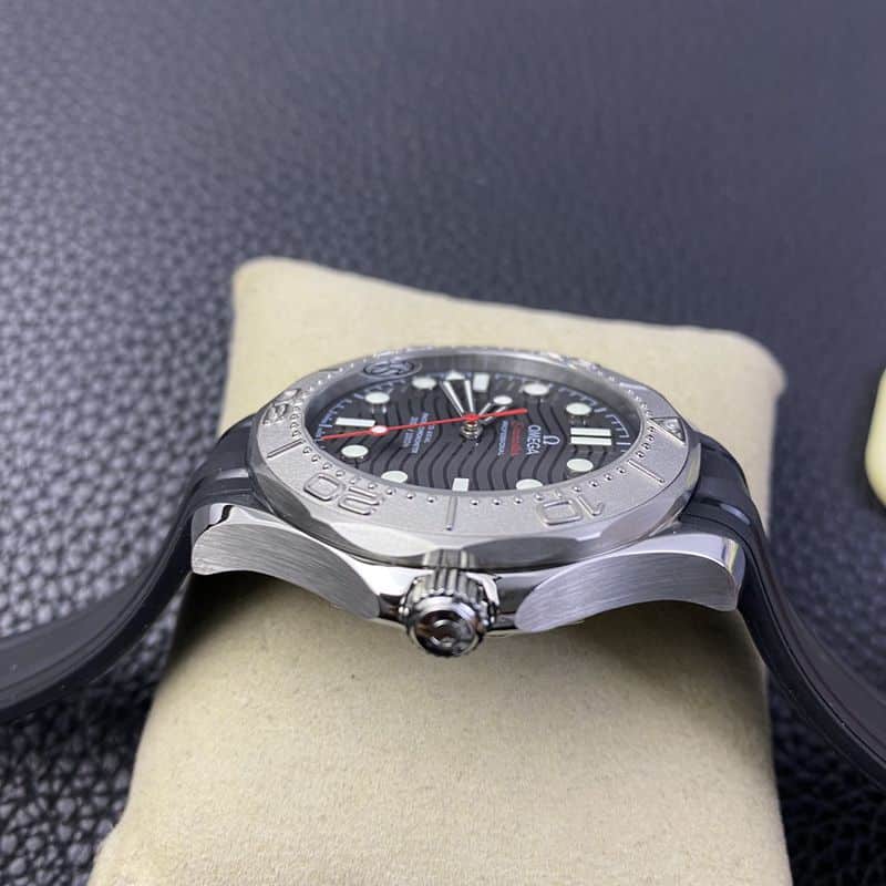 Omegareplica watch Seamaster yacht 300-meter series tribute to the blue diving watch side view