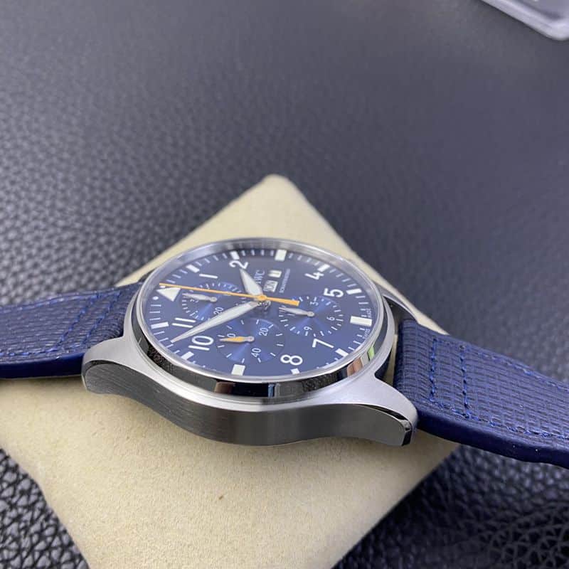 IWCIWChigh-quality watch pilot series IW377729 watch blue captain special edition men's mechanical watch side view