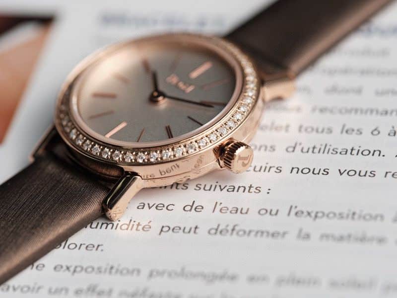 Piaget top-tier watch ALTIPLANO series ladies diamondleather strapquartz watch side view