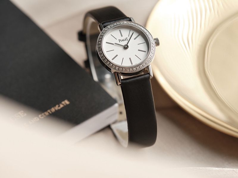Piaget top-tiersuper watch ALTIPLANO series diamondquartz casual white dial ladies watch front view