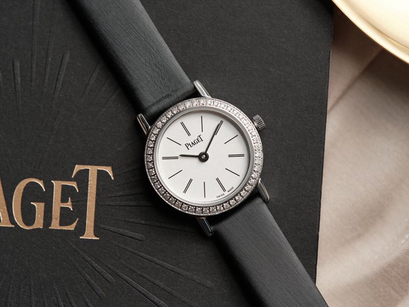 Piaget top-tiersuper watch ALTIPLANO series diamondquartz casual white dial ladies watch front view