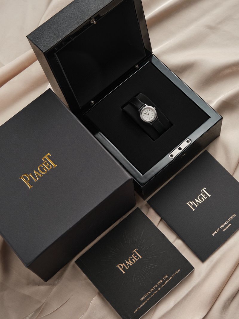 Piaget top-tiersuper watch ALTIPLANO series diamondquartz casual white dial ladies watch front view