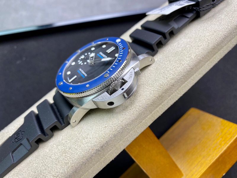 Paneraitop-tier watch Little Blue Ghost PAM1209 series men's mechanical deep blue watch side view