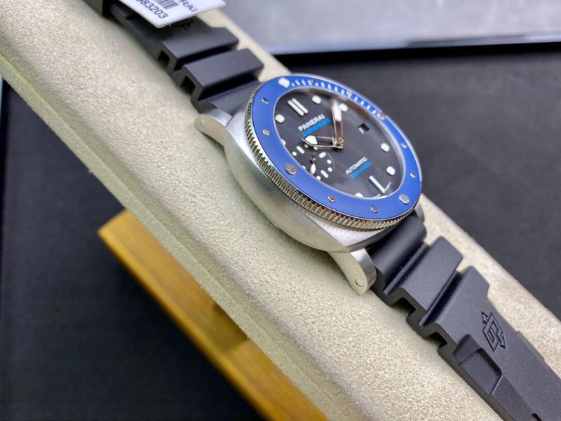 Paneraitop-tier watch Little Blue Ghost PAM1209 series men's mechanical deep blue watch side view