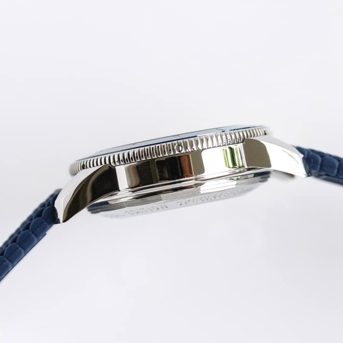 top-tier watch Breitling men's white dial super ocean culture series mechanical watch side view