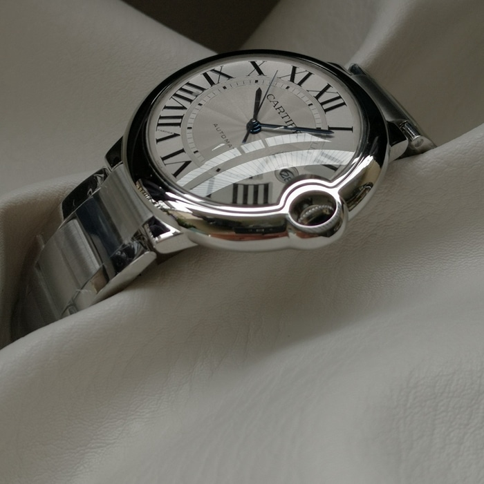 top-tier watch Cartier men's white dial blue balloon series steel bracelet watch side view