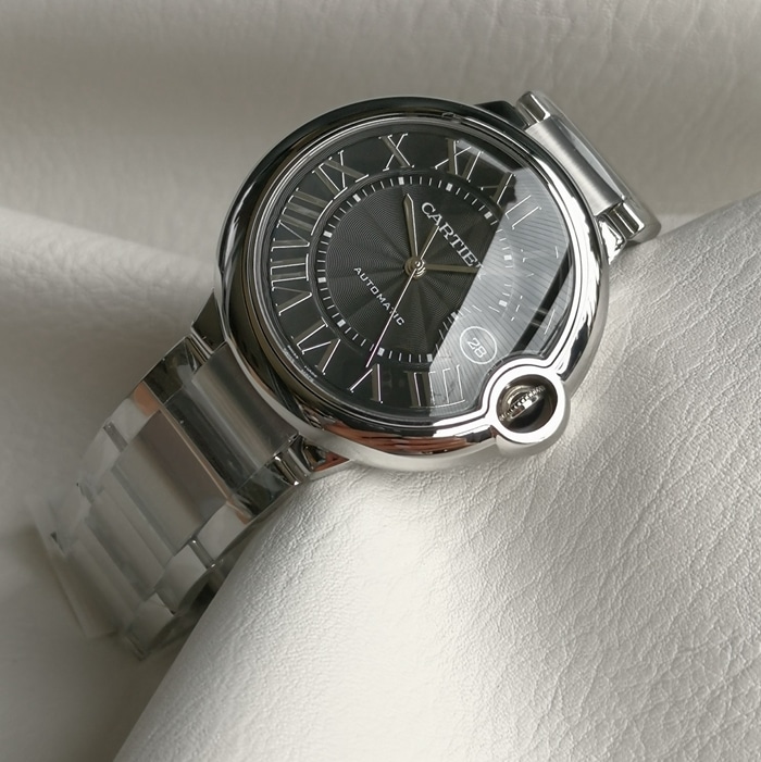 top-tier watch Cartier men's blue dial blue balloon series steel bracelet watch side view