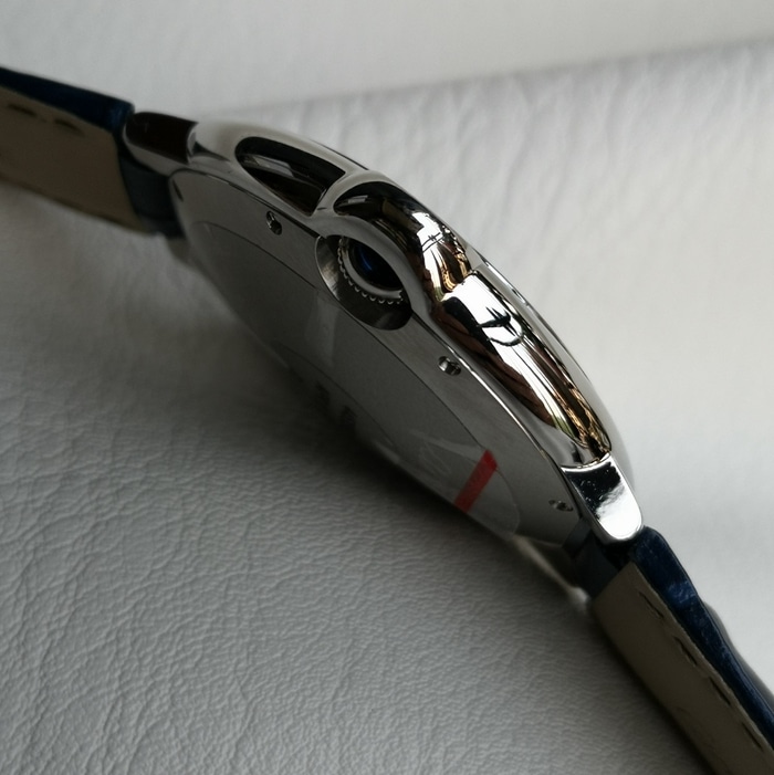 top-tier watch Cartier men's blue dial blue balloon series mechanical leather strap watch side view