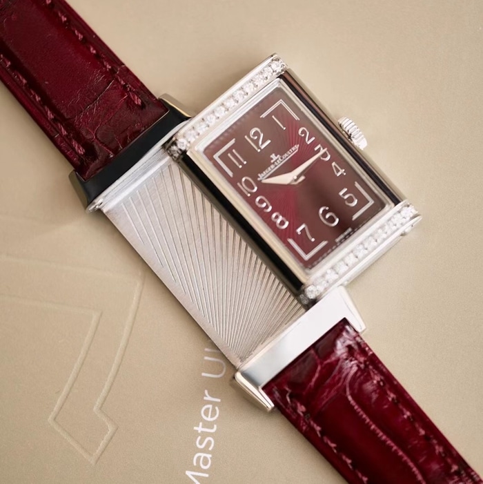 top-tier watch Jaeger-LeCoultre women's red plate flip series leather strap watch front view