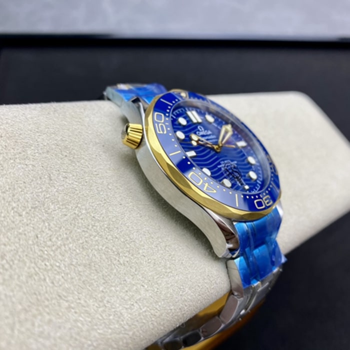 top-tier watch Omega men's blue dialSeamaster series 300m steel bracelet watch side view