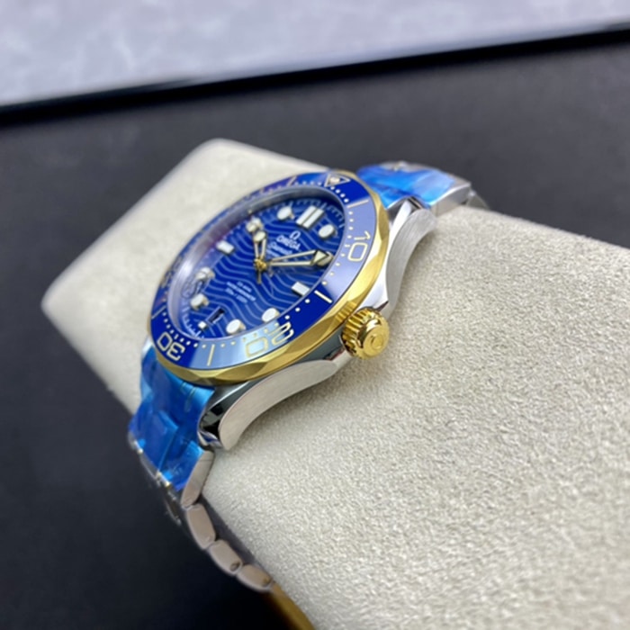 top-tier watch Omega men's blue dialSeamaster series 300m steel bracelet watch side view